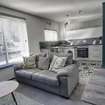 Cosy 1Br Apt, Self Check In, Parking, By Derbnb